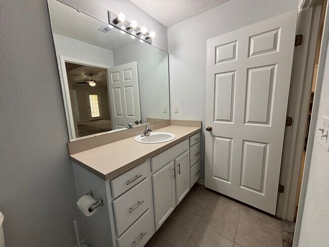 Building Photo - 575 Oakleaf Plantation Pkwy