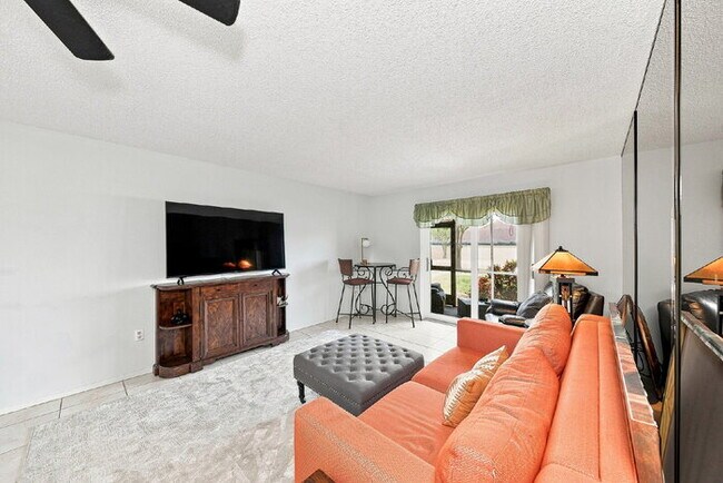Building Photo - Charming 2-Bed Condo Retreat with Granite Touches in Sunny Venice!