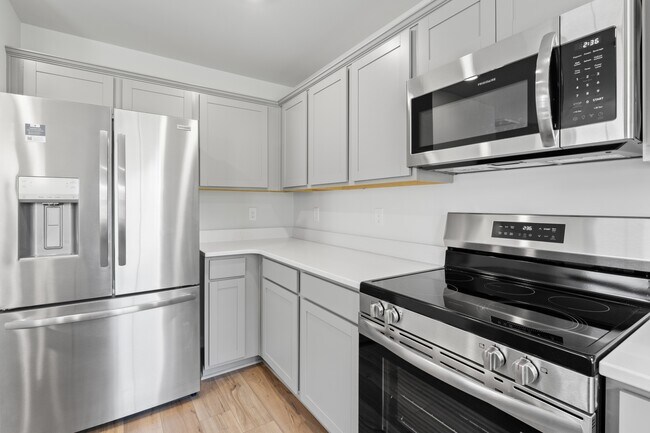 Building Photo - 815 Coburg Ln