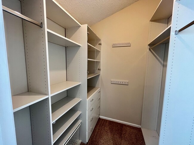 Building Photo - Cozy 2 Bedroom Townhome Nestled in Quiet Gated Community