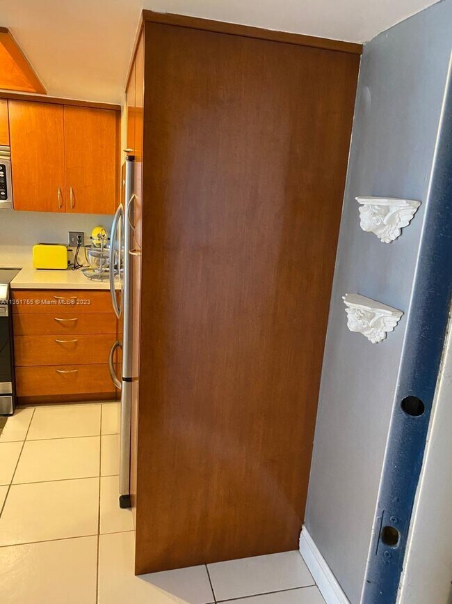 Building Photo - 5880 Collins Ave