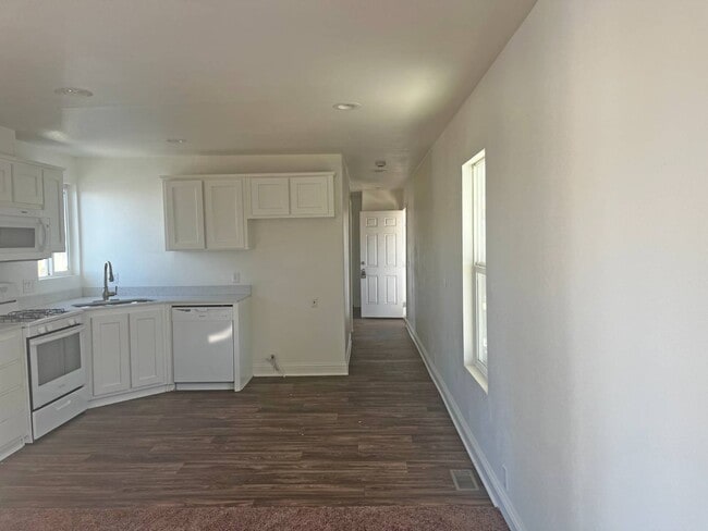 Building Photo - 21100 State St