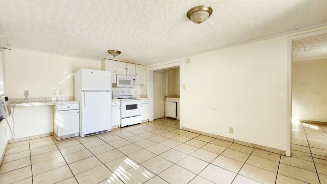 Building Photo - Budget friendly 1 Bed / 1 Bath blocks away...