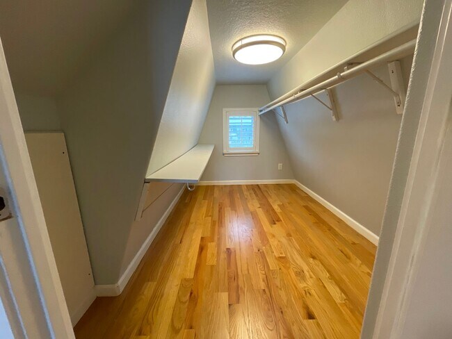 Building Photo - 3 Bedroom 2.5 Bathroom House with Bonus Room ~ Garage, A/C, includes Washer and Dryer ~ Close to ...