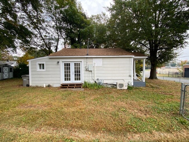 Building Photo - 1404 Rosewood Ln