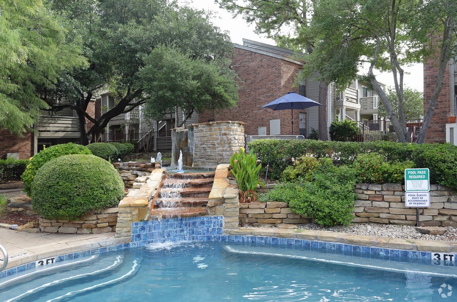 POOL - Post Oaks Apartments