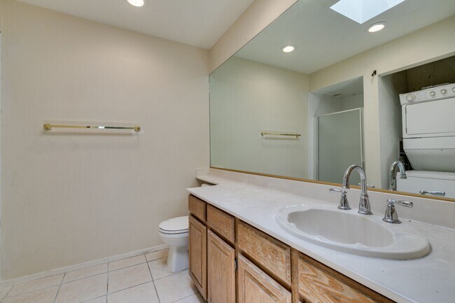 Building Photo - 2nd Floor Condo Near UNLV