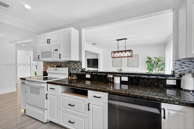 Building Photo - 20424 NE 10th Ct Rd