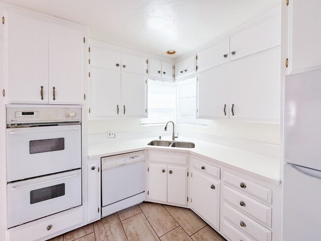 Building Photo - Beautiful Spacious 3bd 2ba