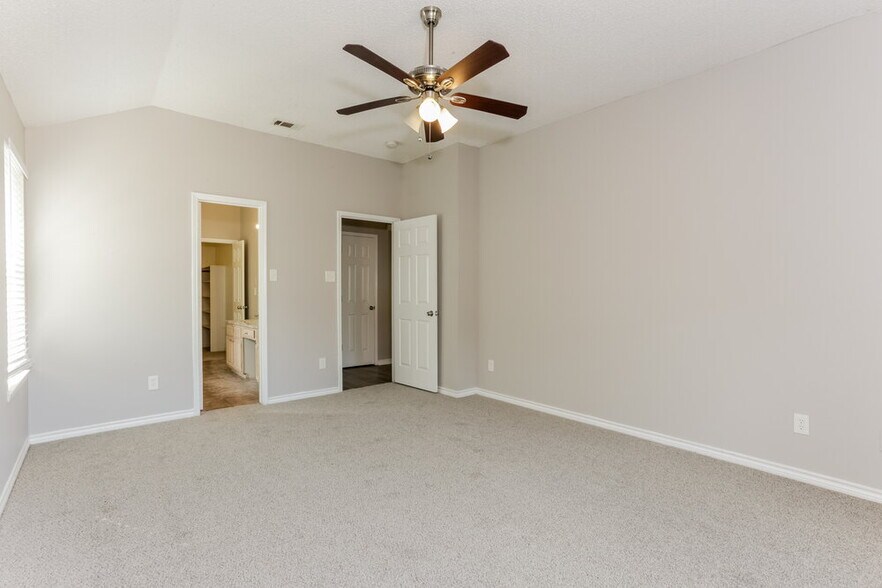 Building Photo - 433 Raintree Cir