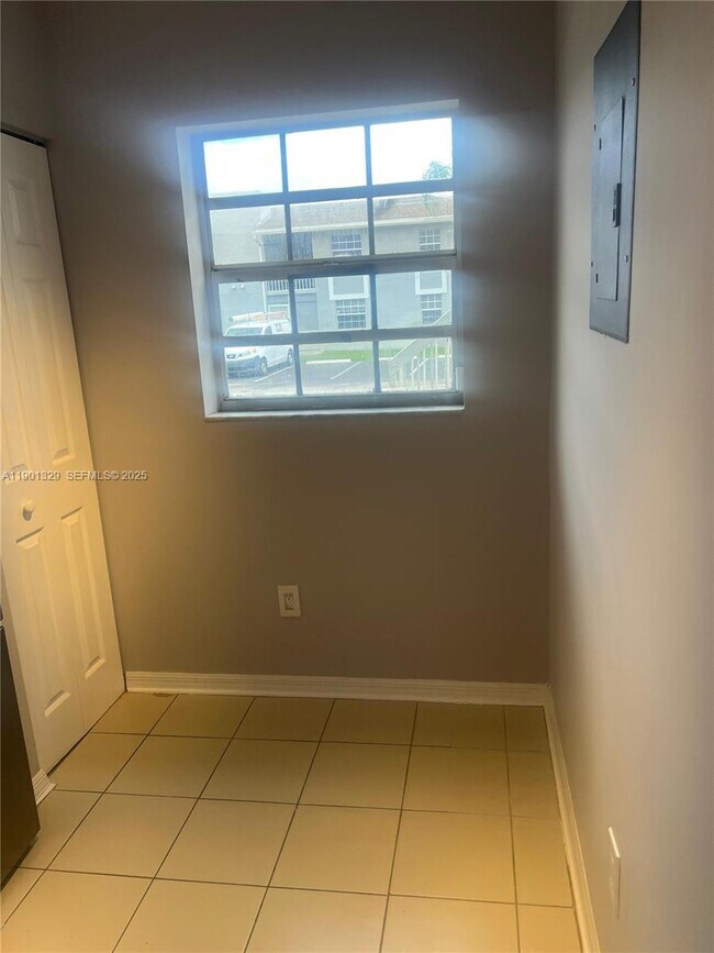 Building Photo - 438 NE 210th Cir Terrace