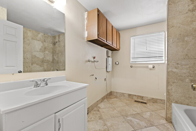 Building Photo - 353 400 E