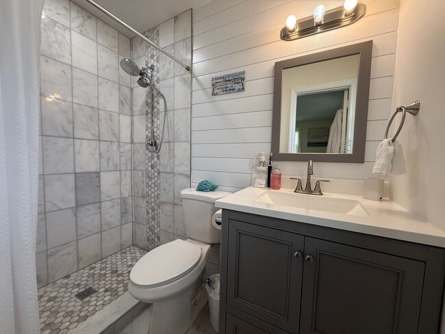 Building Photo - Updated 2 Bedroom 2 Bathroom House