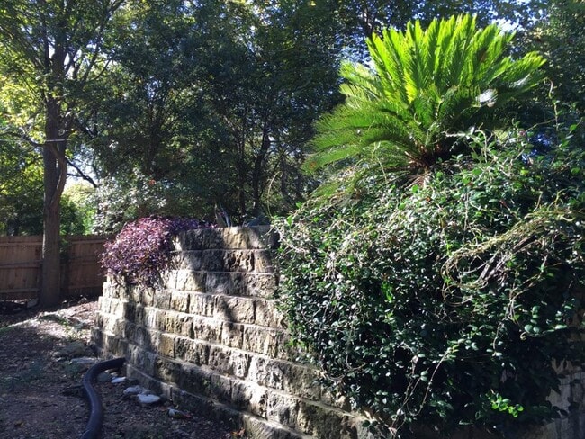 Building Photo - 2509 Little John Ln