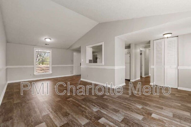 Building Photo - 3214 Old House Cir