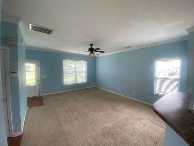 Building Photo - Beautiful 3 bed 2.5 bath/ Screened Porch/ ...