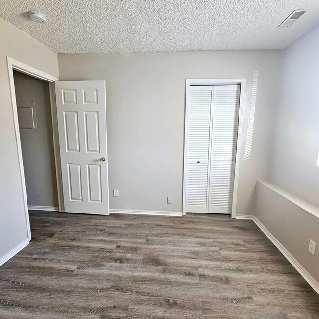 Building Photo - 2-Bedroom Apartment -Great Location! Limit...