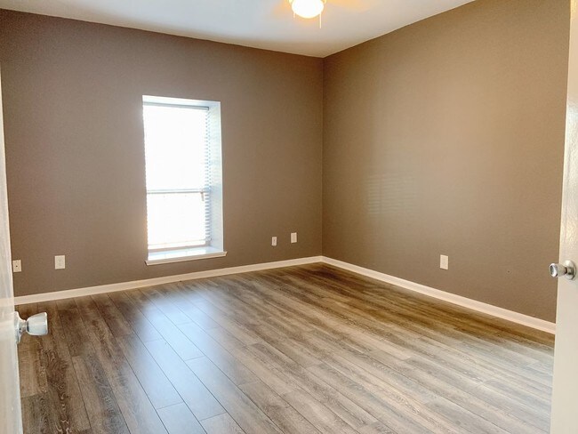 Building Photo - 2425 UNDERWOOD STREET 354