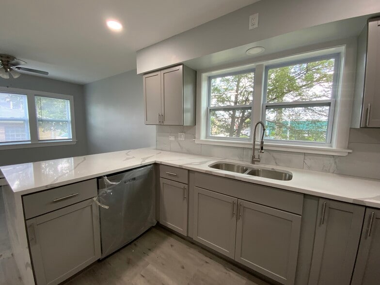 KITCHEN - 2228 W 71st St