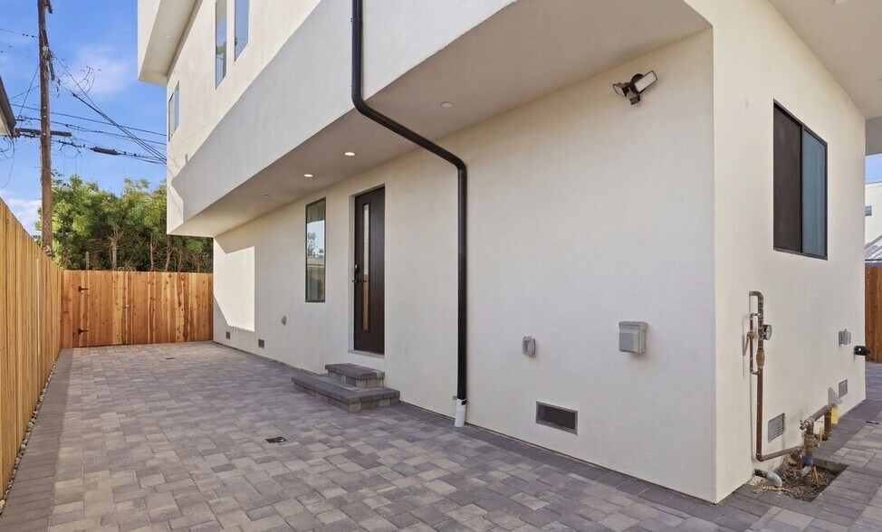 Building Photo - 2835 S Redondo Blvd