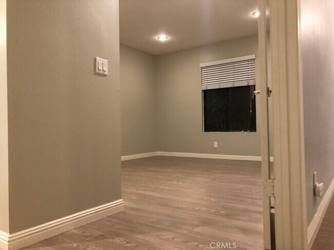 Building Photo - 21 Streamwood-
