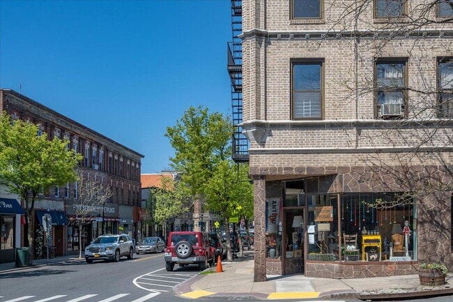 Building Photo - 516 Broadway