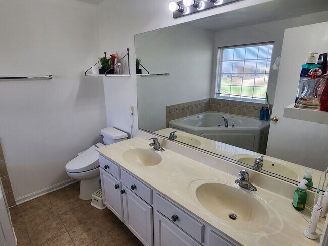 Building Photo - Kenosha 4 bedroom home