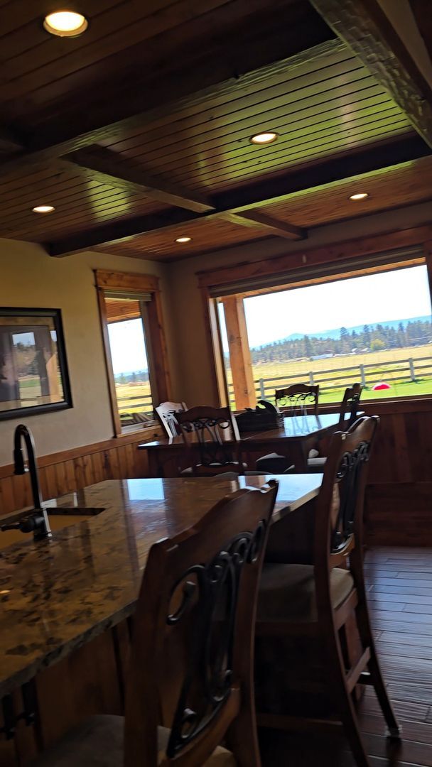 Building Photo - Country Living-Sisters Oregon