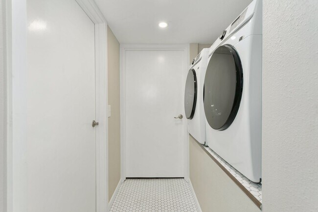 Building Photo - 2 bd 1 bath Apartment-entire bottom floor