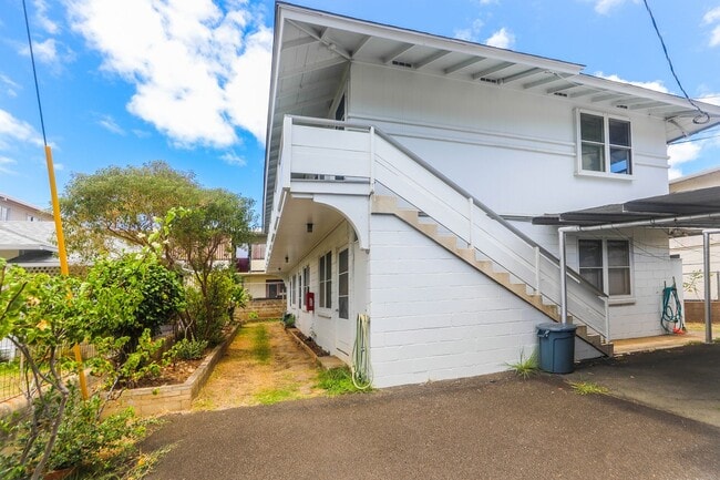 Building Photo - Waiola - upstairs 1 bedroom with 1 parking - window air conditioner in bedroom..