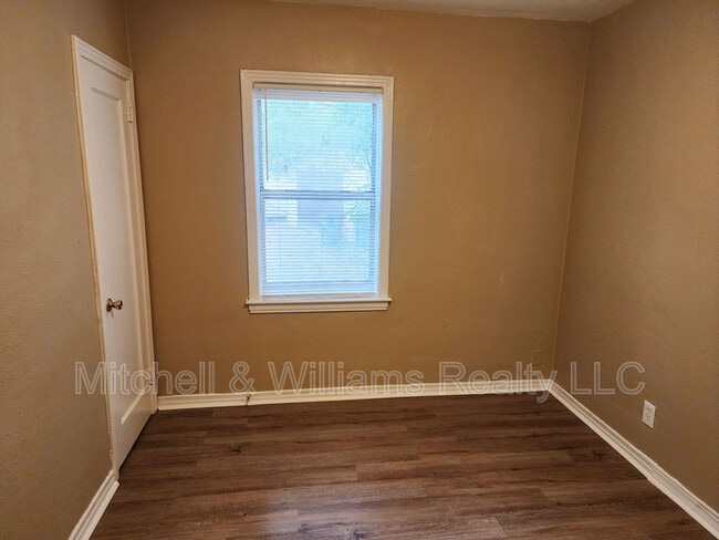 Building Photo - 3032 2nd St Cir