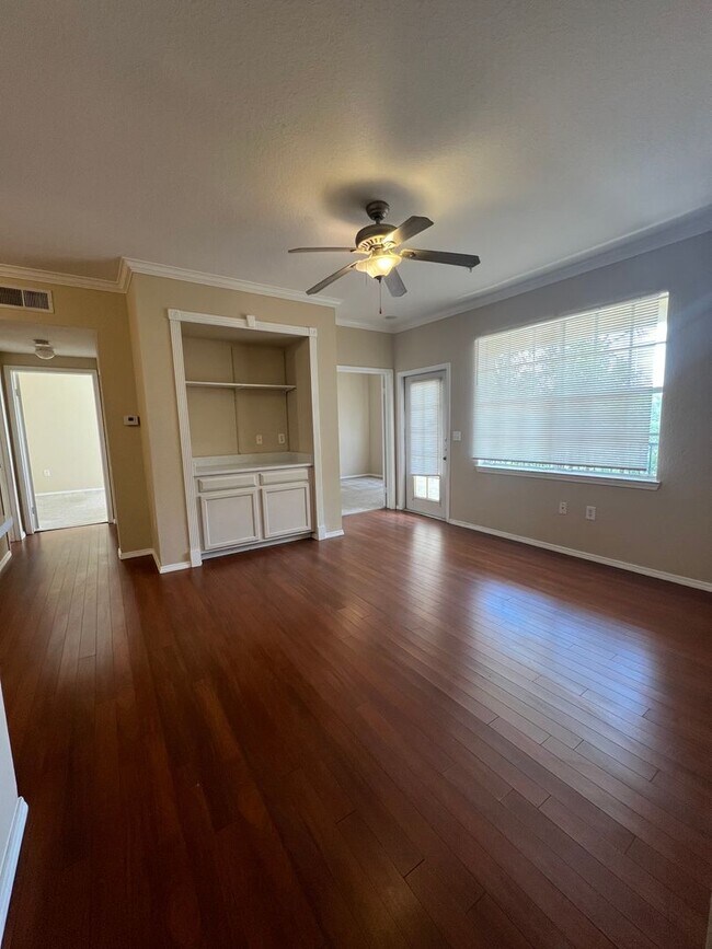 Building Photo - ADMIN FEES WAIVED & $300 OFF !!!! 2 BEDROO...