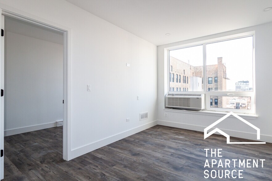 Building Photo - 940 W Carmen Ave