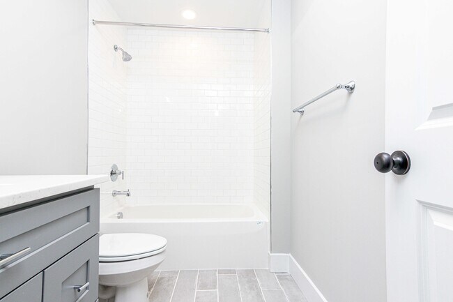 Building Photo - 3509 Chestnut Ave