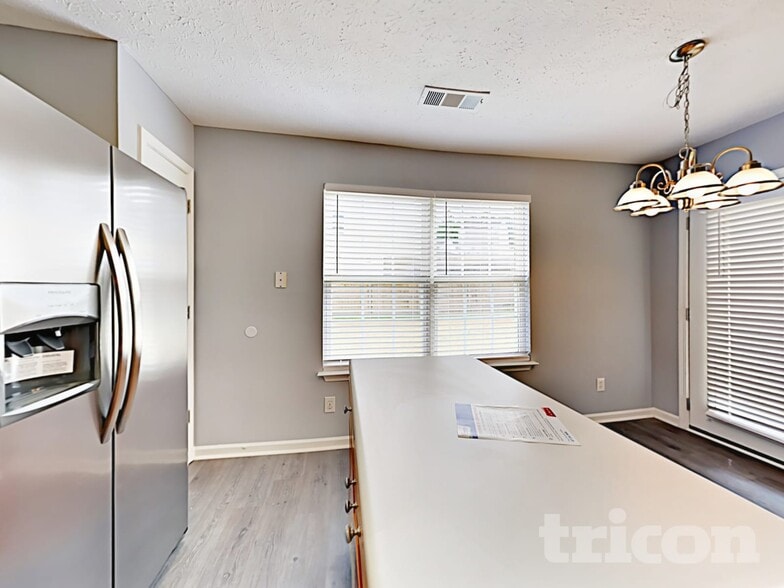 Building Photo - 242 Oak Grove Way