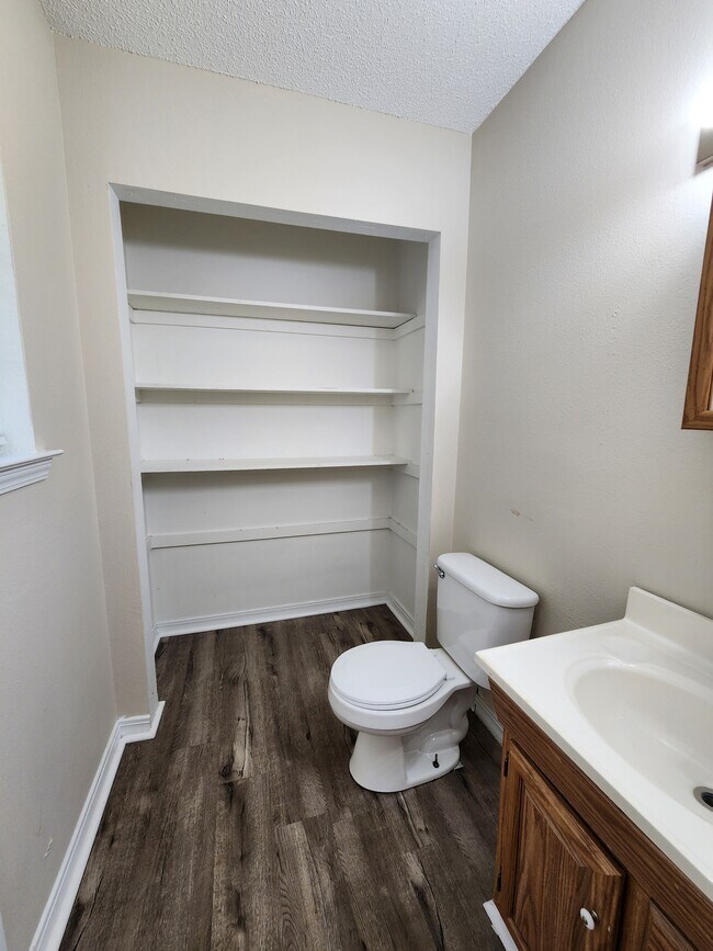 Building Photo - 2131 Woodside Dr