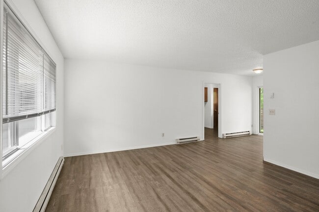 Building Photo - Updated 2 Bedroom, 1 Bathroom Duplex in the Heart of North Portland