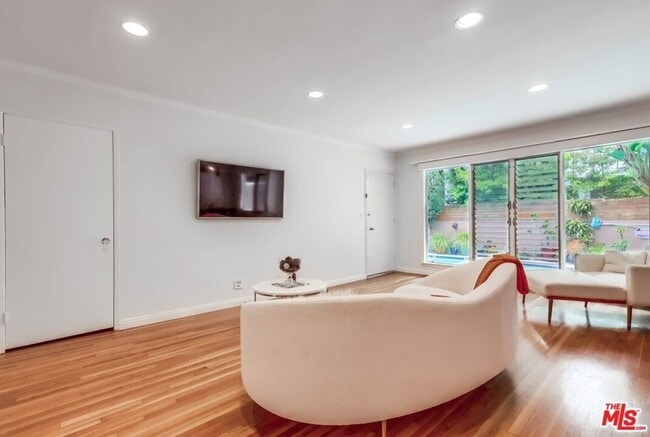 Building Photo - 1275 Havenhurst Dr