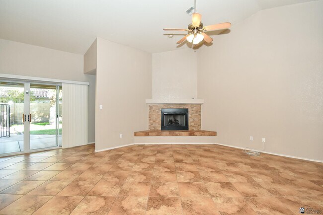 Building Photo - 8406 E Lorenzo Ln