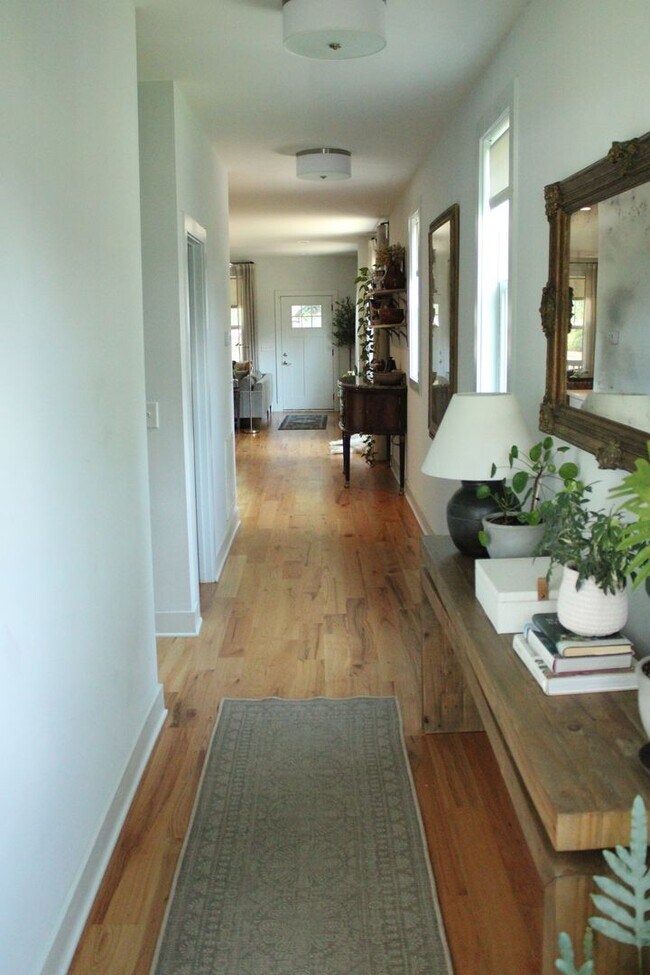 Building Photo - Great 3 bedroom / 2.5 bath Home in East Na...