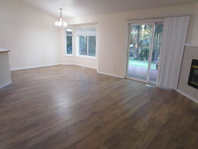 Building Photo - 3 Bedroom, 2 Bathroom Rambler located in A...