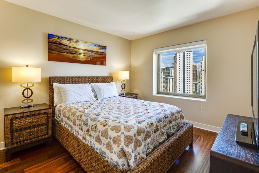 Building Photo - 1551 Ala Wai Blvd