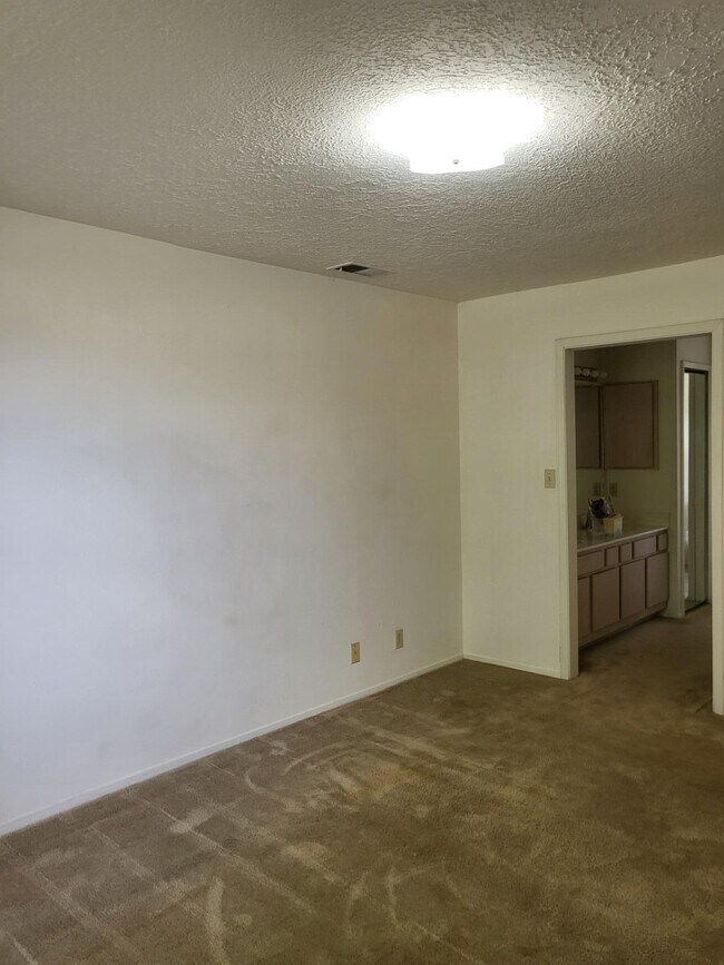 Building Photo - 827 Country Club Dr SE