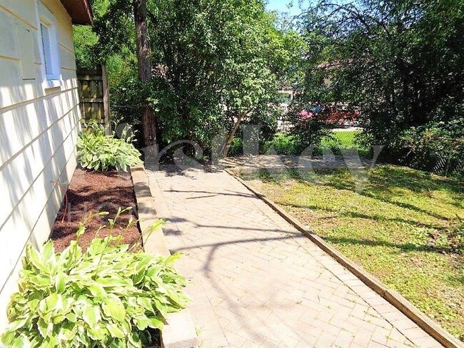 Building Photo - 752 W Hawley St