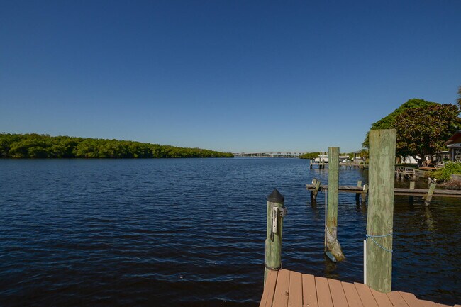 Building Photo - 110 SW Hideaway Pl