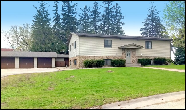 Building Photo - 1302 Laurel Dr