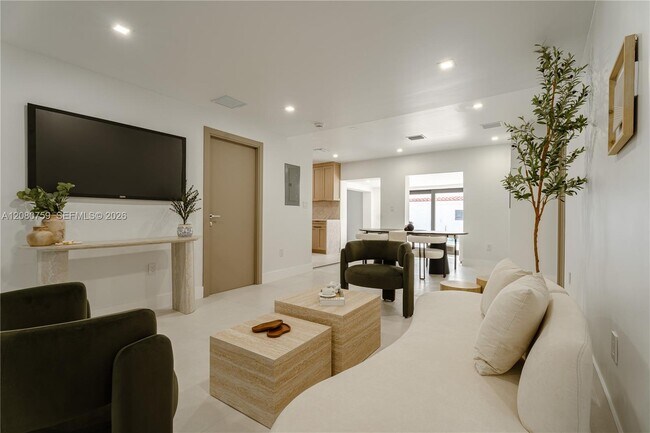 Building Photo - 1221 Biarritz Dr