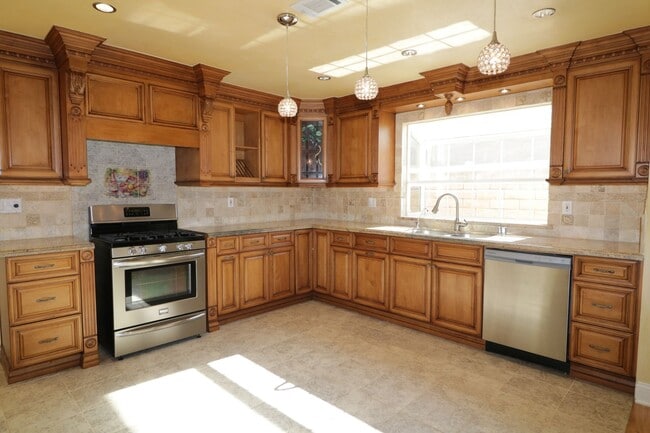 Building Photo - Beautiful West Hills Pool Home For Lease!