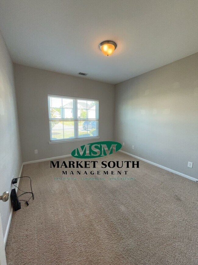 Building Photo - 136 Waverly Way