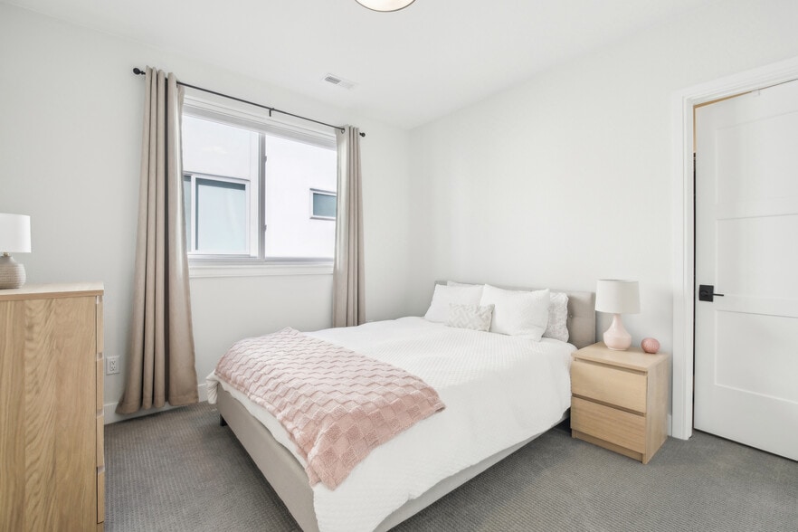 Building Photo - 25 S Washington St